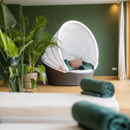 Großer Außenpool im Wellnesshotel im Sauerland