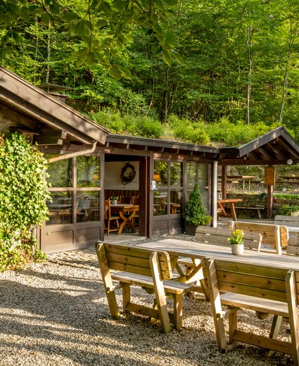 Knollenhütte mit Terrasse im Hotel Deimann