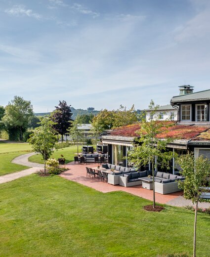 Seitenansicht des Golfcafé im Sauerland