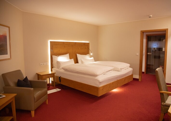 Bett im Doppelzimmer Holzkontor im Hotel Deimann