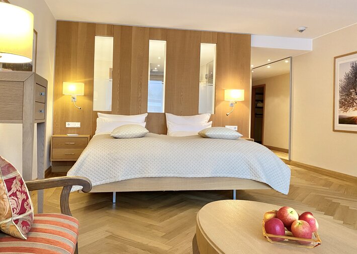 Großes Doppelbett Alte Sägerei in Gartenlage im Hotel Deimann
