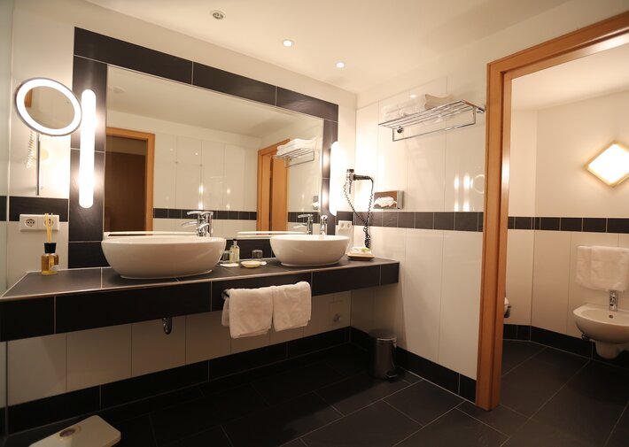 Geräumiges Badezimmer in der Juniorsuite mit Lennetalblick im Hotel Deimann