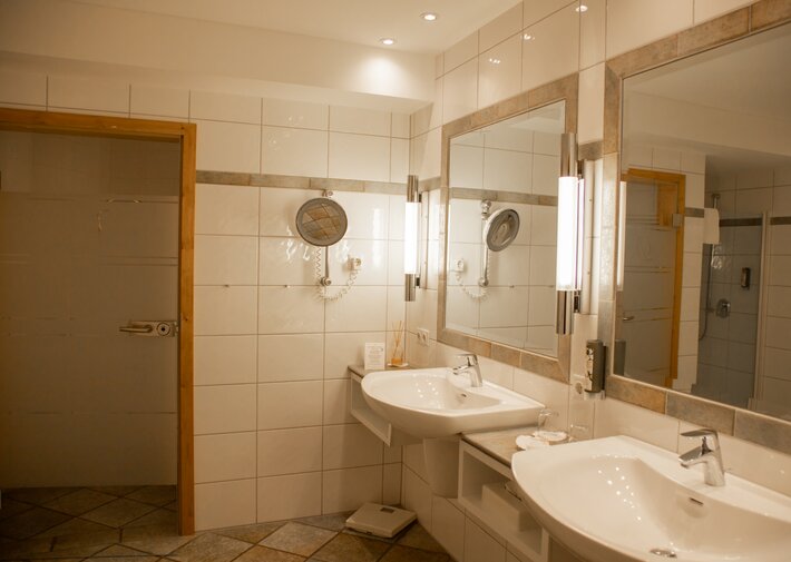Badezimmer in der Juniorsuite im Stammhaus mit Innenhof Blick