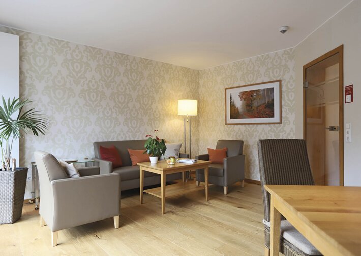 Couchbereich im Apartment Holzkontor im Hotel Deimann