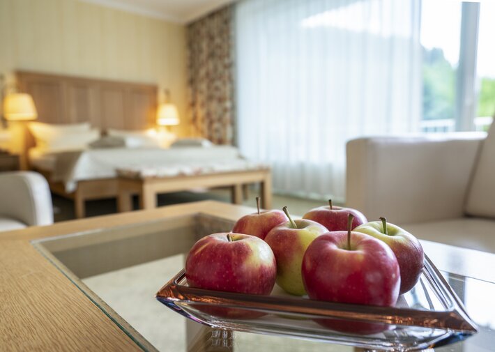 Äpfel auf dem Tisch im Familienzimmer im Hotel Deimann