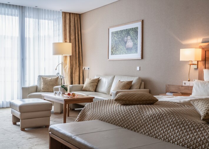 Modernes Zimmer mit Couch im Hotel Deimann