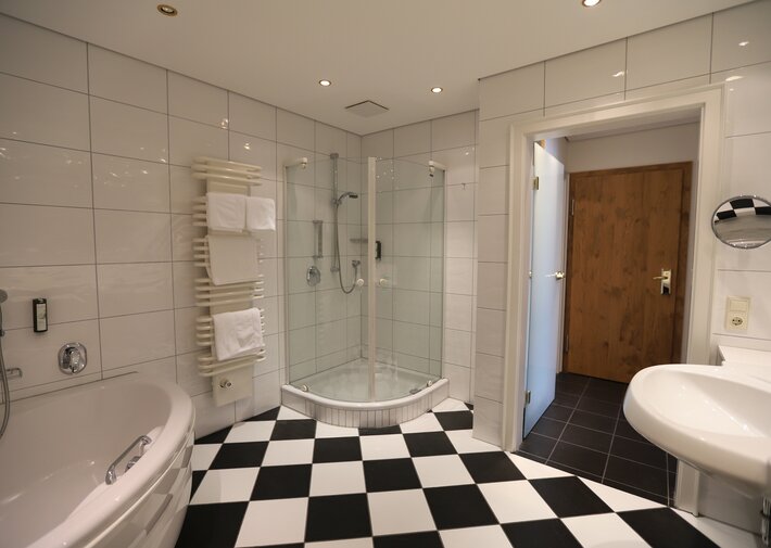 Badezimmer im Stammhaus Familienzimmer im Hotel Deimann