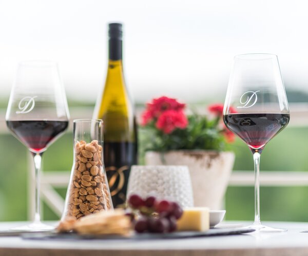 Wein trinken auf dem Balkon im Hotel Deimann