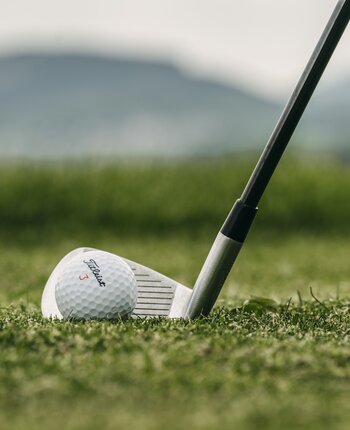 Golfball auf Green im Sauerland