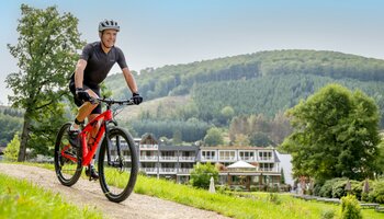 Mountainbike Fahrer vor dem Hotel Deimann in Schmallenberg