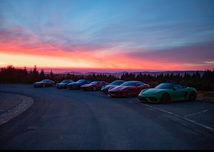 Porsche bei Dämmerung im Sauerland