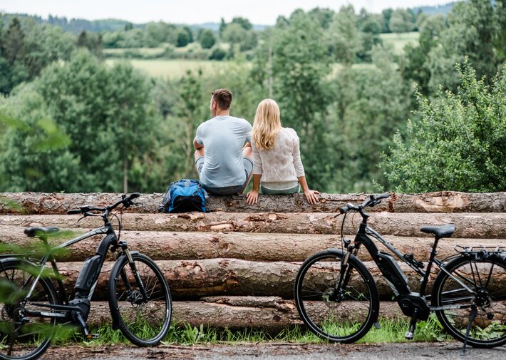 Pärchen macht Pause vom Radfahren im Sauerland