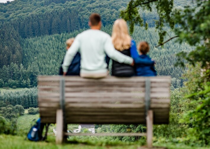 Familie macht Pause beim Wandern im Sauerland