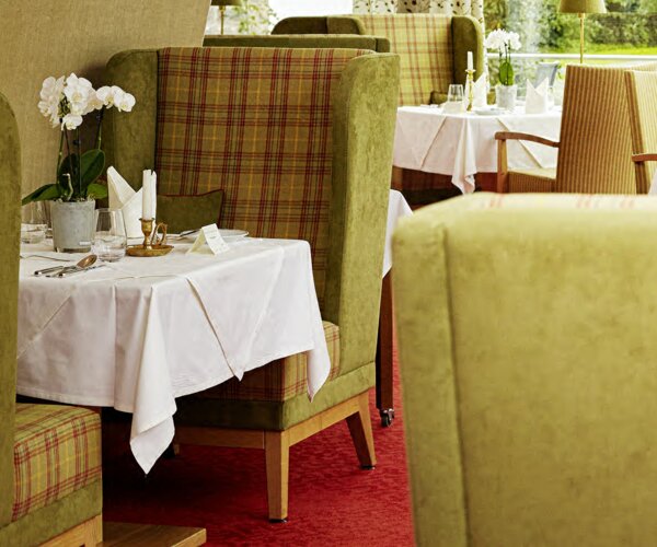 Tische und Sessel im Restaurant des 5 Sterne Hotel Deimann