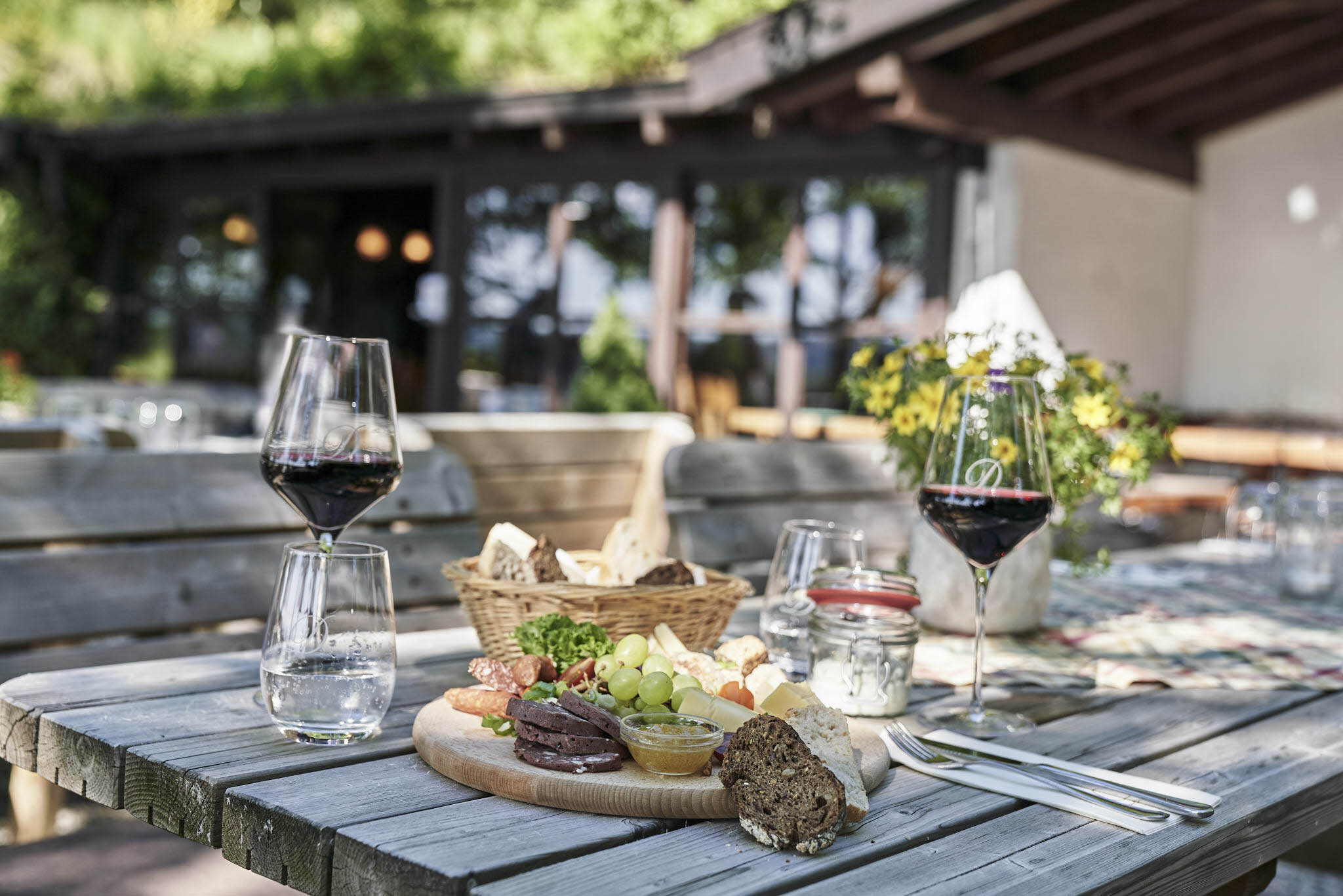 Platte mit Käse und Wurst in der Knollenhütte