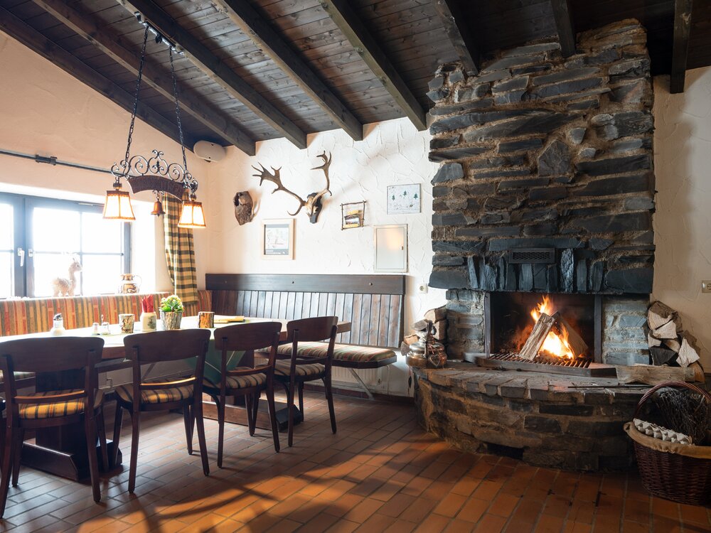 Gemütlicher Innenbereich der Knollenhütte mit Kamin