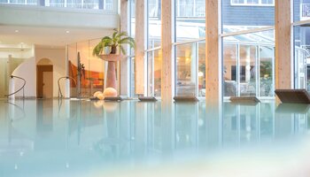 Innenpool im 5 Sterne Wellnesshotel im Sauerland 