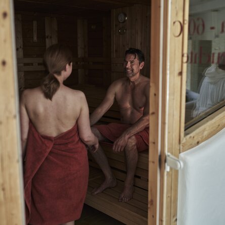 Pärchen gemeinsam in der Sauna des Wellnesshotel Deimann