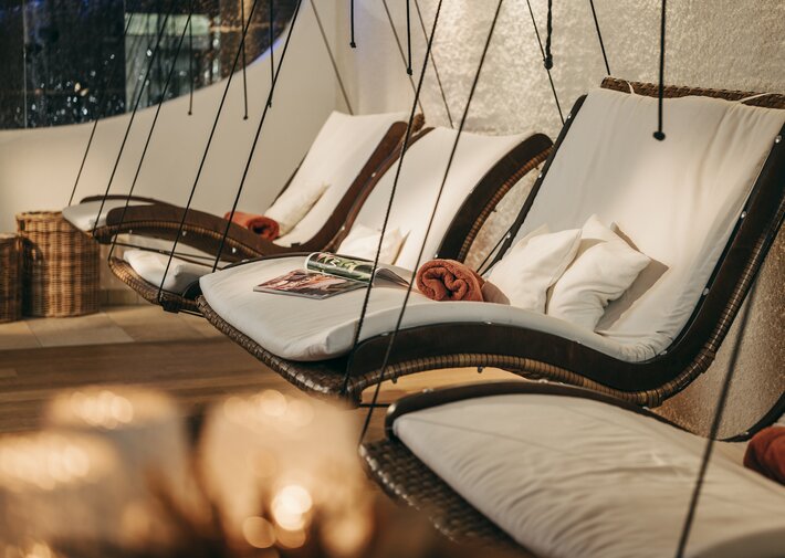 Schwebende Ruheliegen im Wellnessbereich des Hotel Deimann.