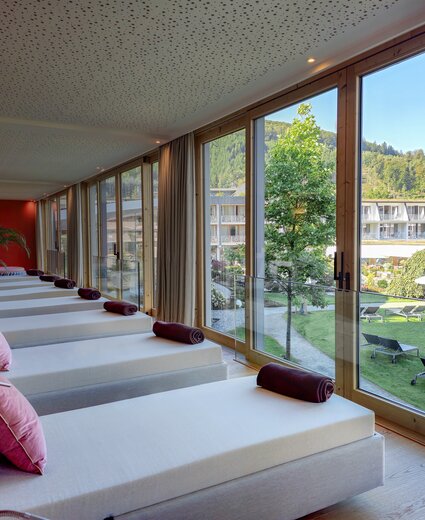 Großer gemütlicher Ruheraum im Wellnesshotel im Sauerland