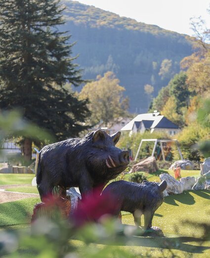 Figuren von Wildschweinen im Hotel Deimann