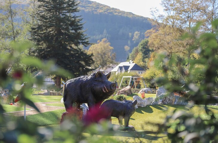 Figuren von Wildschweinen im Hotel Deimann