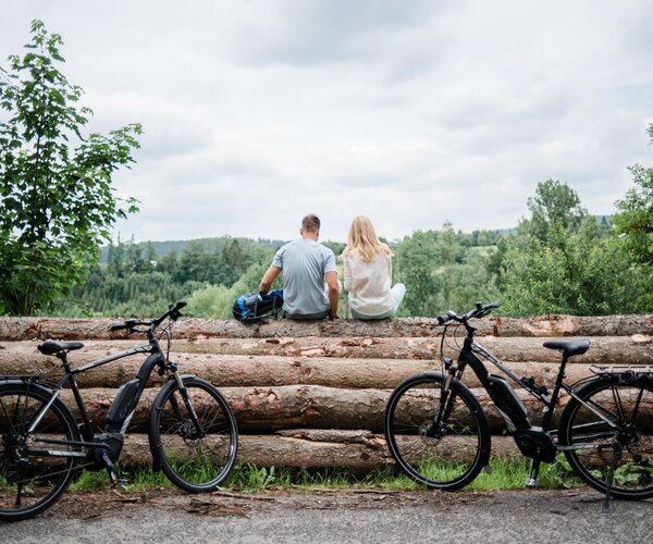 Zwei Gäste des Hotel Deimann bei einer Fahrradtour im Sauerland