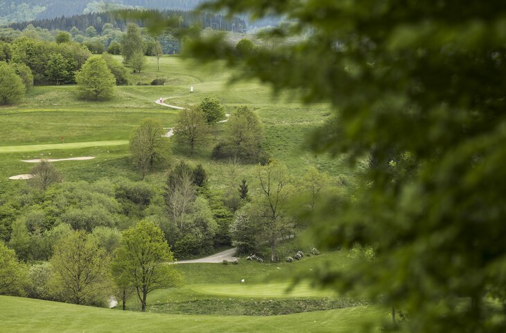 Weitblick auf die Wege des Golfplatzes im Sauerland