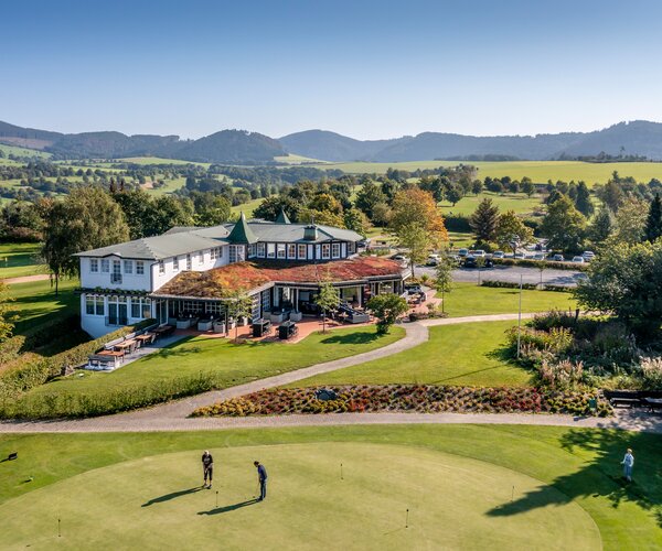 Golfplatz und Restaurant im Sauerland Hotel Deimann