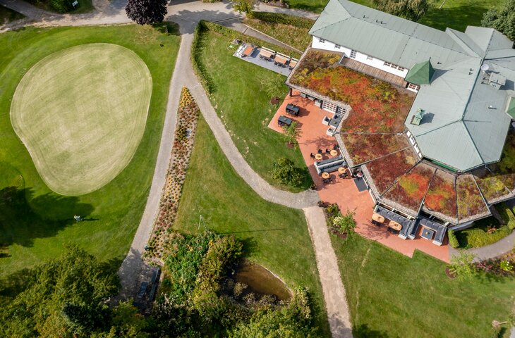 Golfplatz im Sauerland mit Restaurant von oben