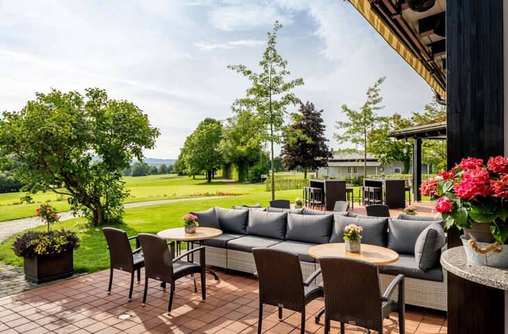 Sitzecke auf der Terrasse des Golfcafés Hotel Deimann