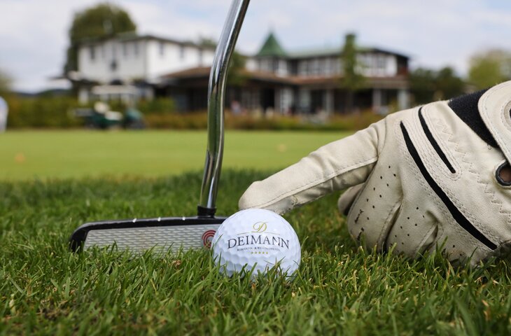 Detailaufnahme Golfball im Hotel Deimann