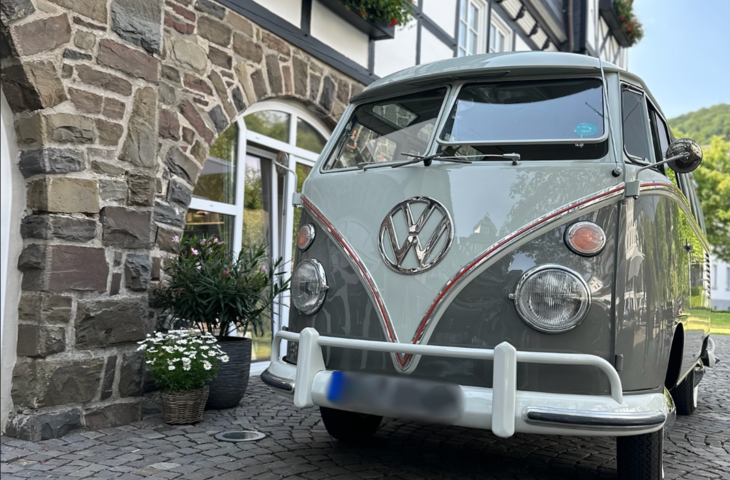 Oldtimer VW Bus im Hotel Deimann
