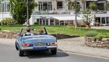 Oldtimer fährt auf den Parkplatz vom Hotel Deimann