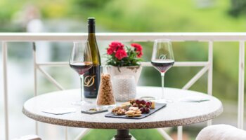 Weintrinken auf dem Balkon im Zimmer 