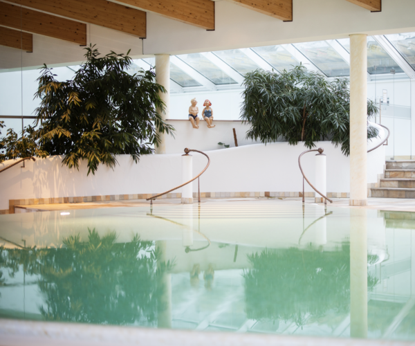 Wellnessbereich Innenpool im Wellnesshotel Deimann