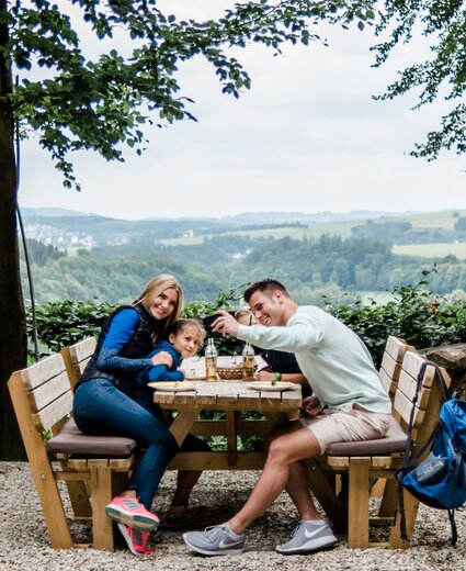 Familie macht eine Pause vom Wandern in der Knollenhütte
