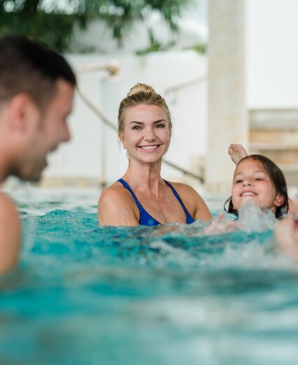 Familie im Wellnesshotel Deimann im Innenpool