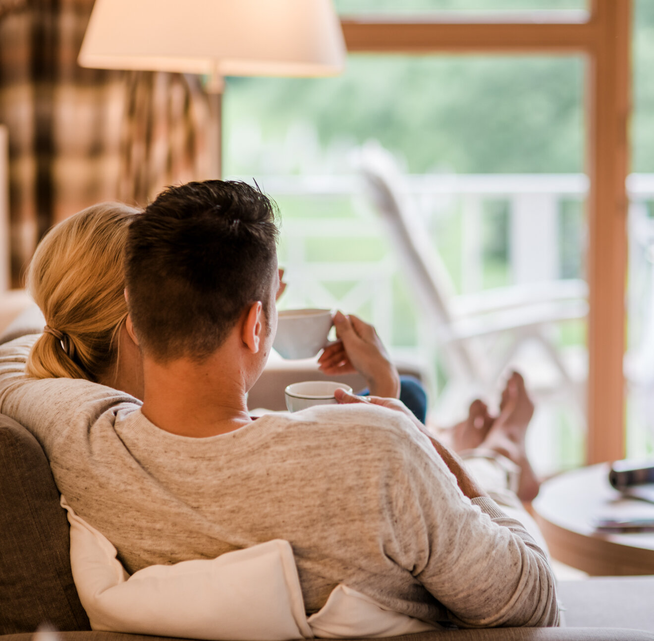 Pärchen genießt Kaffee auf der Couch im Hotel Deimann