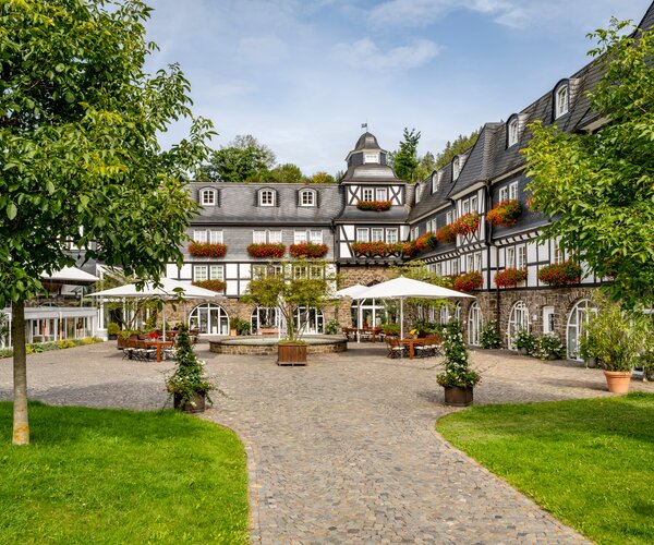Hof des 5 Sterne Hotels Deimann im Sauerland