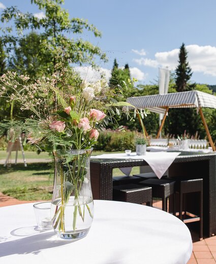 Dekorierte Stehtische für eine Hochzeit im 5 Sterne Hotel