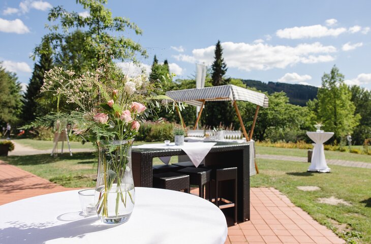 Dekorierte Stehtische für eine Hochzeit im 5 Sterne Hotel