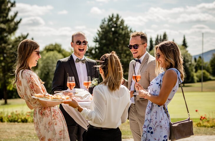 Servicekraft serviert Getränke bei einem Hochzeitsempfang