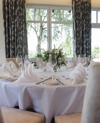 Eingedeckter Tisch bei einer Hochzeit im 5 Sterne Hotel Deimann