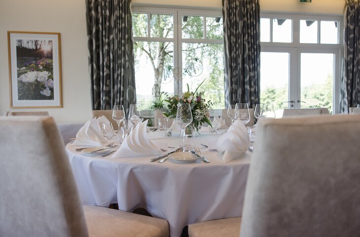 Eingedeckter Tisch bei einer Hochzeit im 5 Sterne Hotel Deimann