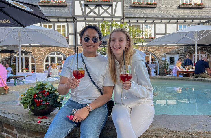 Junges Pärchen mit Aperitif auf dem Sommerfest des 5 Sterne Hotels im Sauerland