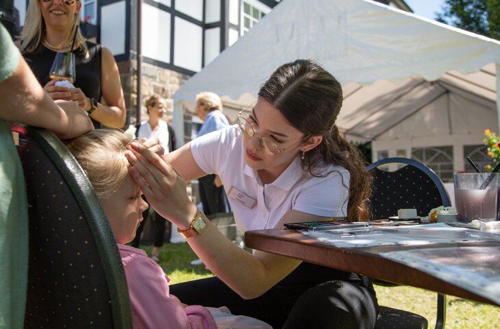 Kinderschminken auf dem Sommerfest im Familienhotel im Sauerland 