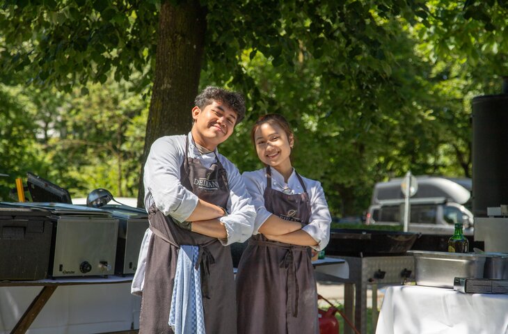 Zwei Jungköche aus dem 5 Sterne Hotel im Sauerland auf dem Sommerfest