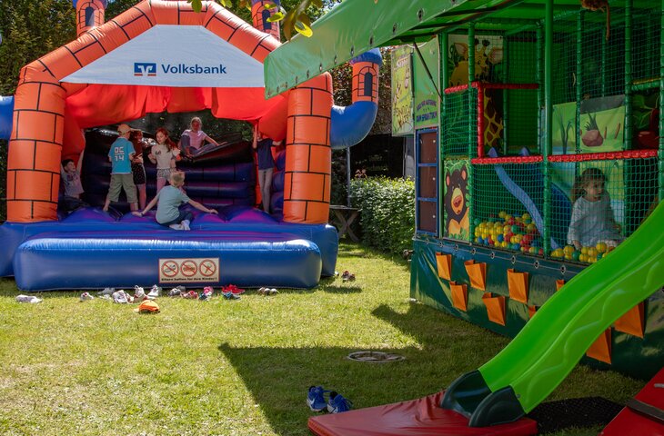 Die Hüpfburg auf dem Sommerfest des Familienhotels im Sauerland