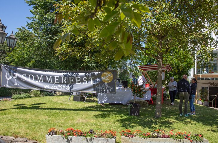 Banner mit Aufschrift Sommerfest vor dem Hotel Deimann